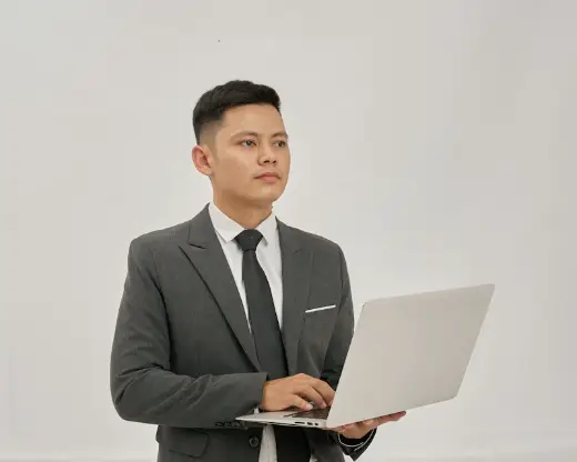 ノートパソコンを持つ若手社員