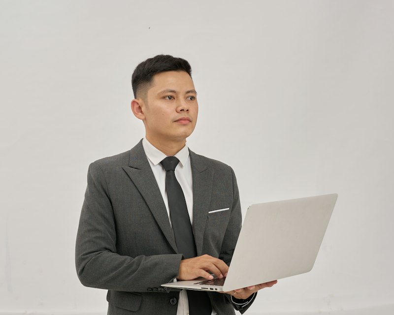 ノートパソコンを持つ若手社員